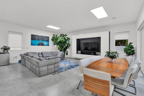 Купить виллу или дом в Дорал, Флорида 5 спален, 336.68м2, № 1957973 - фото 9