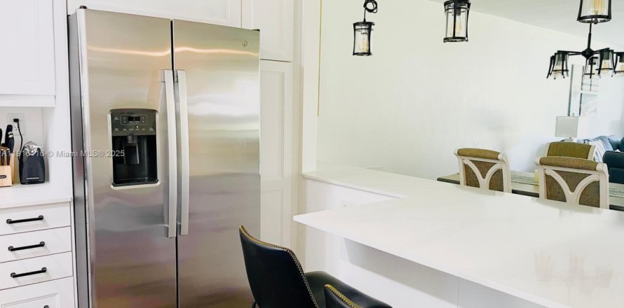 Condo in Pembroke Pines, Florida, 2 bedrooms № 1972753