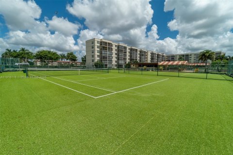 Condo in Pembroke Pines, Florida, 2 bedrooms № 1972753 - photo 25