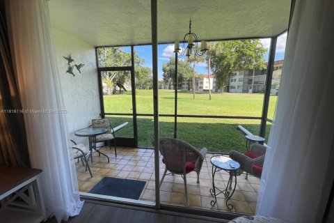 Condo in Pembroke Pines, Florida, 2 bedrooms № 1972753 - photo 24