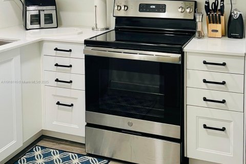 Condo in Pembroke Pines, Florida, 2 bedrooms № 1972753 - photo 3