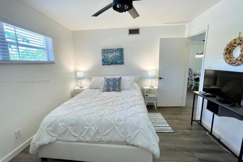 Condo in Pembroke Pines, Florida, 2 bedrooms № 1972753 - photo 17