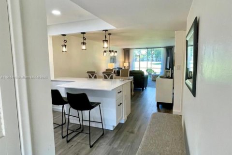 Condo in Pembroke Pines, Florida, 2 bedrooms № 1972753 - photo 5