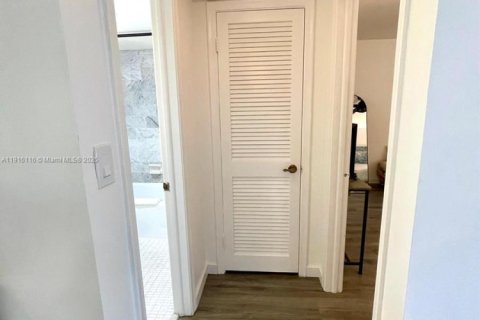 Condo in Pembroke Pines, Florida, 2 bedrooms № 1972753 - photo 9