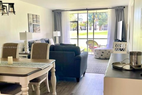 Condo in Pembroke Pines, Florida, 2 bedrooms № 1972753 - photo 6