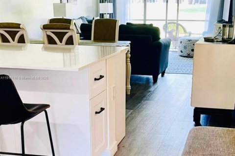 Condo in Pembroke Pines, Florida, 2 bedrooms № 1972753 - photo 4