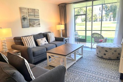 Condo in Pembroke Pines, Florida, 2 bedrooms № 1972753 - photo 11