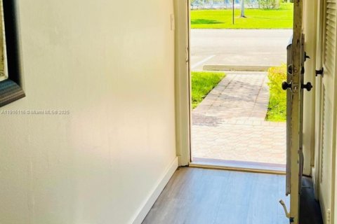 Condo in Pembroke Pines, Florida, 2 bedrooms № 1972753 - photo 8