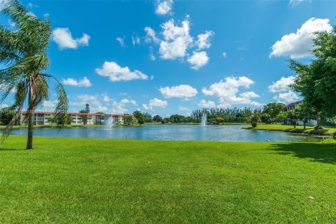 Condo in Pembroke Pines, Florida, 2 bedrooms № 1972753 - photo 27