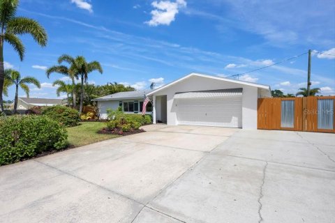 House in Sarasota, Florida 4 bedrooms, 177.44 sq.m. № 1609253 - photo 3