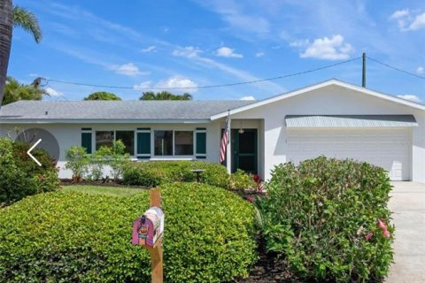 House in Sarasota, Florida 4 bedrooms, 177.44 sq.m. № 1609253 - photo 1