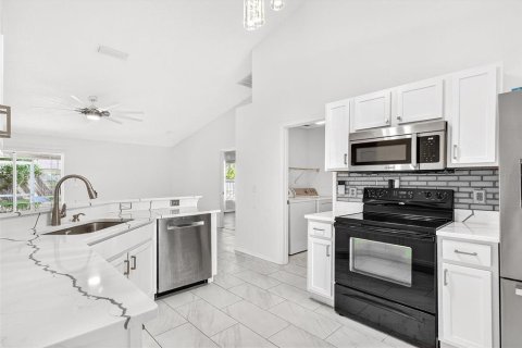 House in Palm Coast, Florida 3 bedrooms, 151.99 sq.m. № 1902126 - photo 6