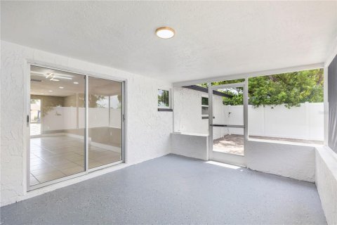 House in Port Richey, Florida 3 bedrooms, 120.59 sq.m. № 2203458 - photo 14