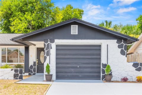 House in Port Richey, Florida 3 bedrooms, 120.59 sq.m. № 2203458 - photo 17