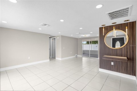House in Port Richey, Florida 3 bedrooms, 120.59 sq.m. № 2203458 - photo 5