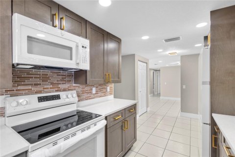 House in Port Richey, Florida 3 bedrooms, 120.59 sq.m. № 2203458 - photo 23