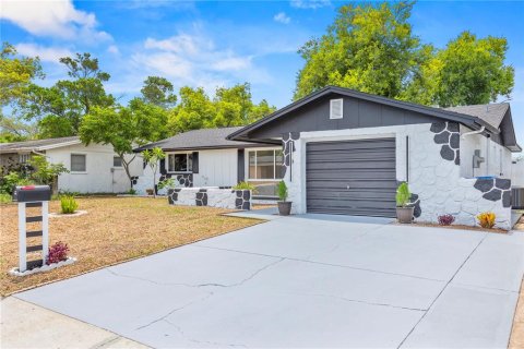 House in Port Richey, Florida 3 bedrooms, 120.59 sq.m. № 2203458 - photo 3