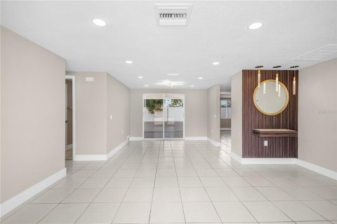 House in Port Richey, Florida 3 bedrooms, 120.59 sq.m. № 2203458 - photo 20