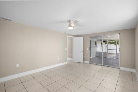 House in Port Richey, Florida 3 bedrooms, 120.59 sq.m. № 2203458 - photo 11