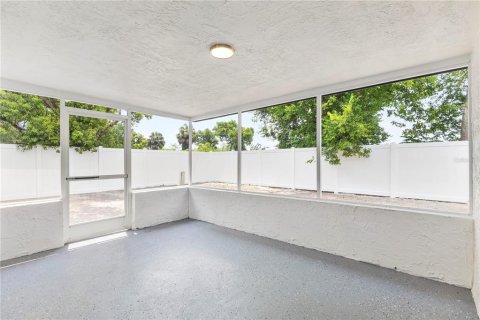 House in Port Richey, Florida 3 bedrooms, 120.59 sq.m. № 2203458 - photo 26