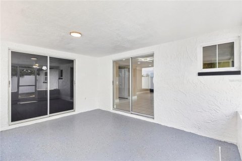House in Port Richey, Florida 3 bedrooms, 120.59 sq.m. № 2203458 - photo 27