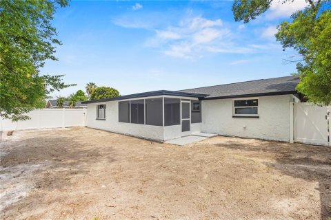 House in Port Richey, Florida 3 bedrooms, 120.59 sq.m. № 2203458 - photo 15