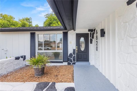 House in Port Richey, Florida 3 bedrooms, 120.59 sq.m. № 2203458 - photo 4
