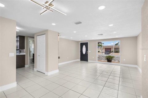 House in Port Richey, Florida 3 bedrooms, 120.59 sq.m. № 2203458 - photo 6