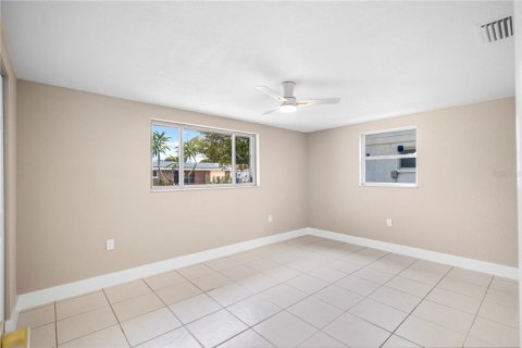 House in Port Richey, Florida 3 bedrooms, 120.59 sq.m. № 2203458 - photo 13