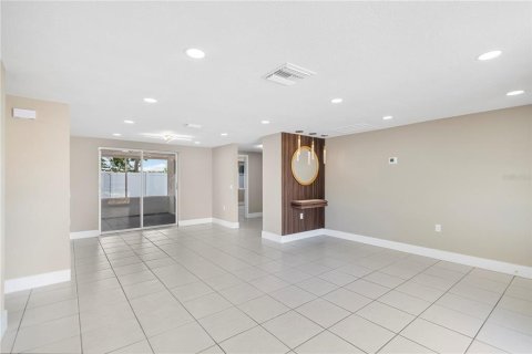 House in Port Richey, Florida 3 bedrooms, 120.59 sq.m. № 2203458 - photo 19
