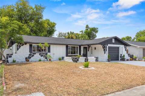 House in Port Richey, Florida 3 bedrooms, 120.59 sq.m. № 2203458 - photo 2