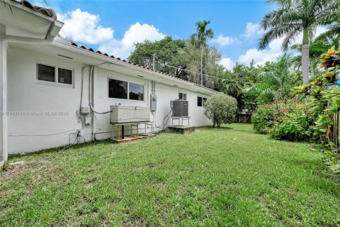 House in Miami Shores, Florida 4 bedrooms, 228.82 sq.m. № 1858584 - photo 30