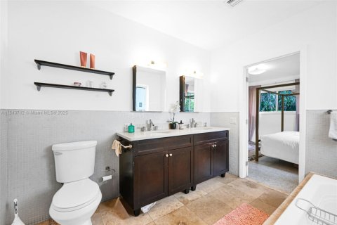 House in Miami Shores, Florida 4 bedrooms, 228.82 sq.m. № 1858584 - photo 19
