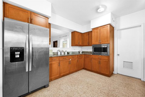 House in Miami Shores, Florida 4 bedrooms, 228.82 sq.m. № 1858584 - photo 12