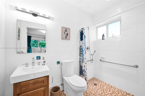 House in Miami Shores, Florida 4 bedrooms, 228.82 sq.m. № 1858584 - photo 25