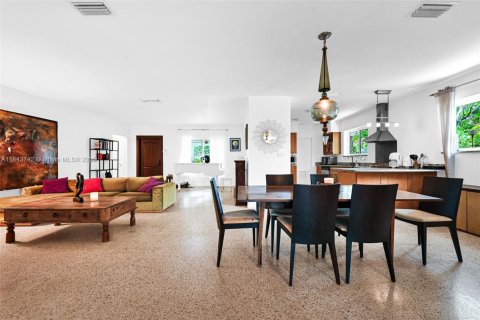 House in Miami Shores, Florida 4 bedrooms, 228.82 sq.m. № 1858584 - photo 11