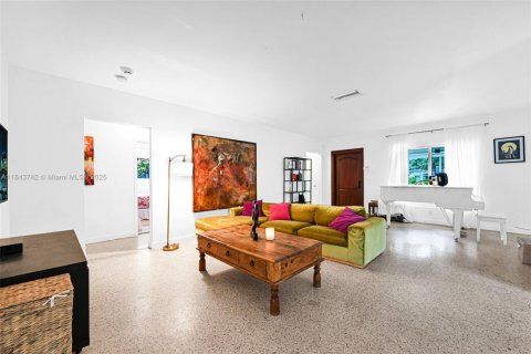 House in Miami Shores, Florida 4 bedrooms, 228.82 sq.m. № 1858584 - photo 9