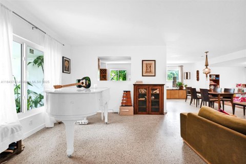 House in Miami Shores, Florida 4 bedrooms, 228.82 sq.m. № 1858584 - photo 6
