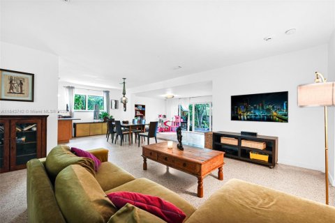 House in Miami Shores, Florida 4 bedrooms, 228.82 sq.m. № 1858584 - photo 7