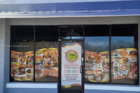 Commercial property in Palm Beach, Florida № 2034026 - photo 2