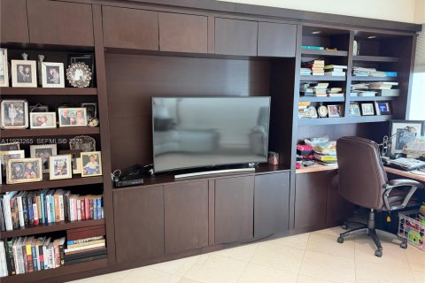 Condo in Bal Harbour, Florida, 2 bedrooms  № 2039454 - photo 11