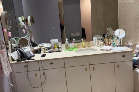 Condo in Bal Harbour, Florida, 2 bedrooms  № 2039454 - photo 24