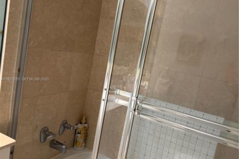 Condo in Bal Harbour, Florida, 2 bedrooms  № 2039454 - photo 16