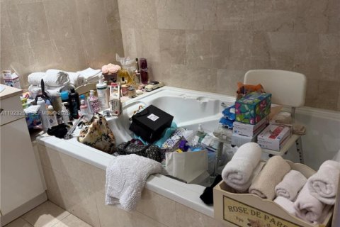 Condo in Bal Harbour, Florida, 2 bedrooms  № 2039454 - photo 25