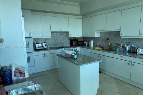 Condo in Bal Harbour, Florida, 2 bedrooms  № 2039454 - photo 7