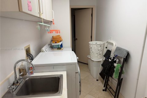 Condo in Bal Harbour, Florida, 2 bedrooms  № 2039454 - photo 19