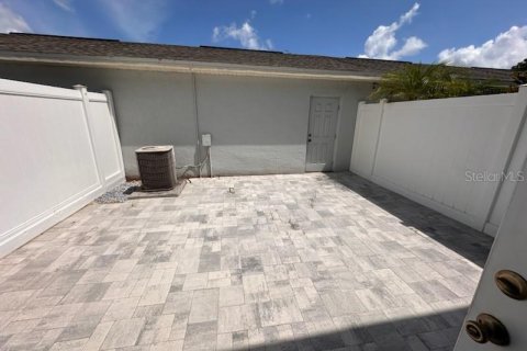 Townhouse in Windermere, Florida 2 bedrooms, 110 sq.m. № 2121157 - photo 27