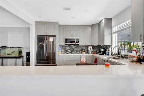 House in Hialeah, Florida 5 bedrooms, 206.89 sq.m. № 1738624 - photo 9