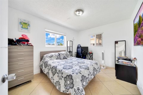 House in Hialeah, Florida 5 bedrooms, 206.89 sq.m. № 1738624 - photo 17