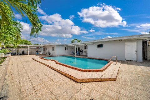 House in Hialeah, Florida 5 bedrooms, 206.89 sq.m. № 1738624 - photo 18